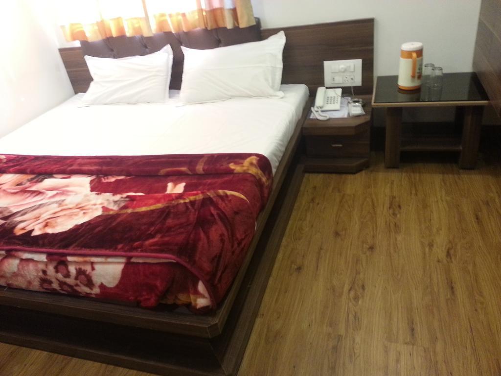 Hotel Oasis Мумбаї Номер фото